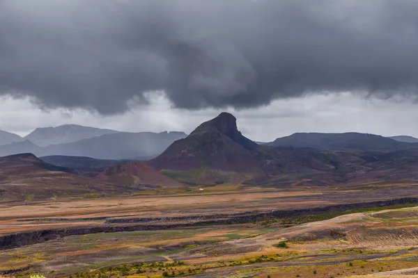 Vista su una montagna dell'Islanda sotto una forte nuvola — Foto Stock