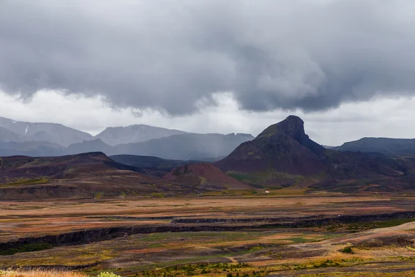 Vista sobre uma montanha da Islândia sob forte nuvem — Fotografia de Stock