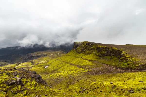Büyük uzun boylu hill ile İzlanda'daki turist yukarı tırmanma — Stok fotoğraf