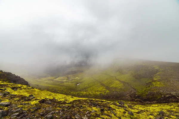 Büyük uzun boylu hill ile İzlanda'daki turist yukarı tırmanma — Stok fotoğraf