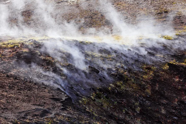 Hverir geothermisch gebied in het noorden van IJsland in de buurt van het Myvatn-meer — Stockfoto