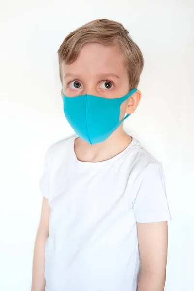 Jongen met gezichtsmasker tijdens de coronavirusepidemie. — Stockfoto