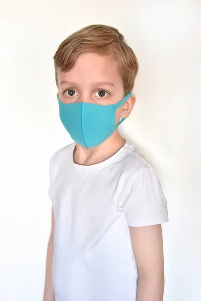 コロナウイルス流行中の顔のマスクの男の子. — ストック写真