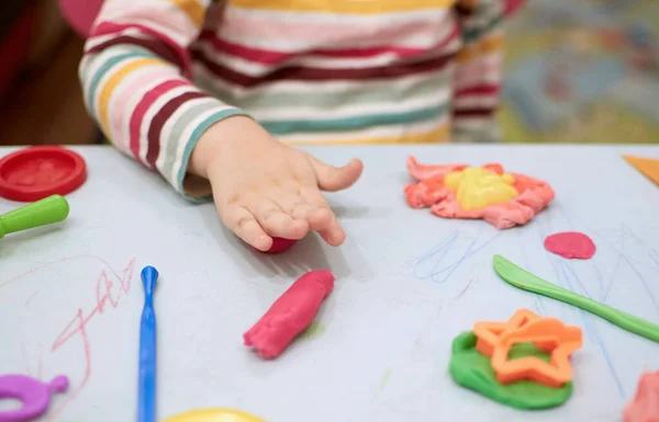 Main Enfant Jouant Avec Argile Colorée Plasticine Jouer Pâte Quarantaine — Photo