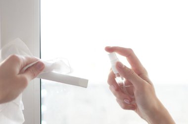 Coronavirus COVID-19 'un yayılmasını önleyecek eylemler, kapı kolunun dezenfekte edilmesi. Eldivenler, kapı kolunu dezenfektanla siler..