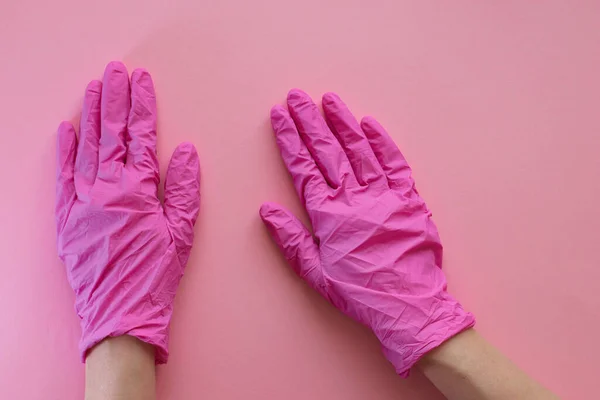 Hände Rosa Handschuhen Auf Rosa Hintergrund Coronavirus Covid Virus Präventionskonzept — Stockfoto