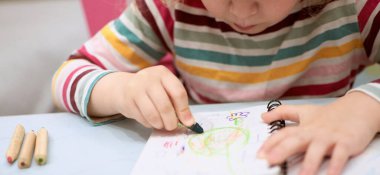 Çocuk elleri renkli kille oynuyor. Plastiksin. Hamur oynamak, sosyal mesafe karantinası Covid-19, kendini izole etmek, online eğitim konsepti, evde eğitim. Küçük kız evde, anaokulu kapalı..