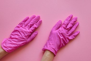 Coronavirus covid-19 virüs önleme. Güvenli nefes alma maskeleri, el dezenfektanı, üst görüş, düz alan, pembe arka plan. Coronavirus grip virüsü konsepti. Sağlık ve tıbbi konsept. Panik.