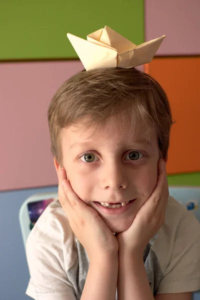 Niño Años Hace Barco Origami Durante Cuarentena Covid Niño Caucásico — Foto de Stock