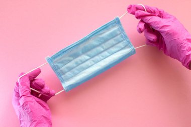 Coronavirus covid-19 virüs önleme. Güvenli nefes alma maskeleri, el dezenfektanı, üst görüş, düz alan, pembe arka plan. Coronavirus grip virüsü konsepti. Sağlık ve tıbbi konsept. Panik.