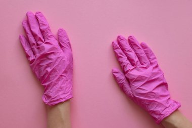 Coronavirus covid-19 virüs önleme. Güvenli nefes alma maskeleri, el dezenfektanı, üst görüş, düz alan, pembe arka plan. Coronavirus grip virüsü konsepti. Sağlık ve tıbbi konsept. Panik.