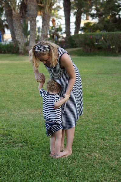 Feliz Madre Hijo Cariñosos Jugando Abrazándose Paseo Familiar Cerca Palmeras — Foto de Stock