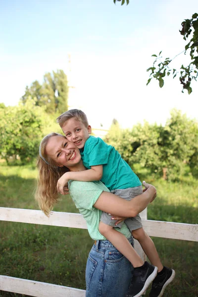 Šťastná Milující Matka Dvě Děti Syn Dcera Hrají Objímají Rodinná — Stock fotografie