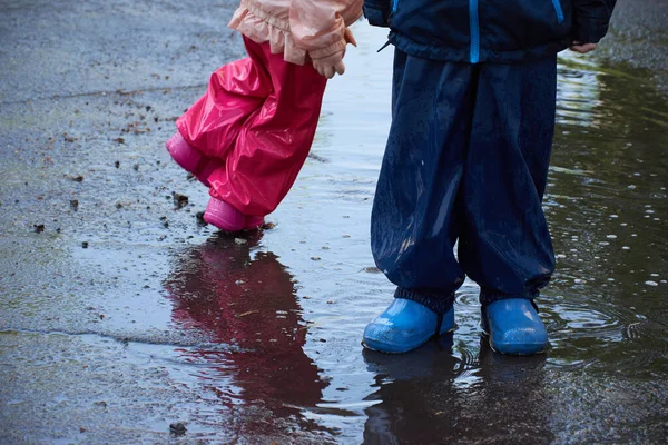 Bambini Felici Che Saltano Pozzanghera Cappotto Impermeabile Ragazzo Ragazza Divertono — Foto Stock