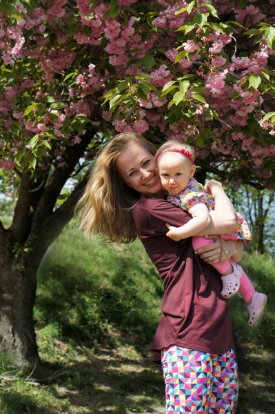 Šťastná Milující Matka Dcera Hrají Objímají Rodinná Procházka Léto Spolu — Stock fotografie
