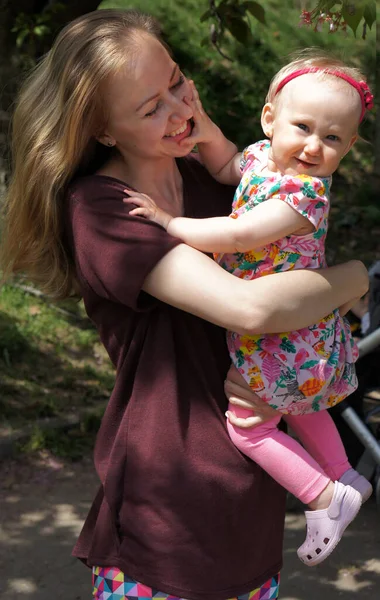 Šťastná Milující Matka Dcera Hrají Objímají Rodinná Procházka Léto Spolu — Stock fotografie