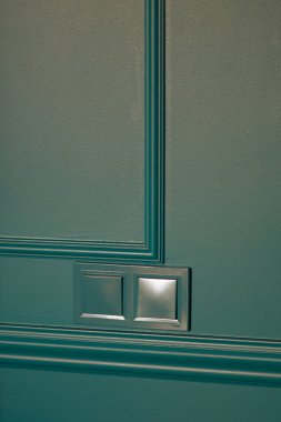 Minimalist iç tasarımda elektrikli ev yapımı lacivert düğmeler. Şık bir yatak odası ve oturma odasının kapı kolu. Tahta parke odası. Model için iç oda. İskandinav tarzı.