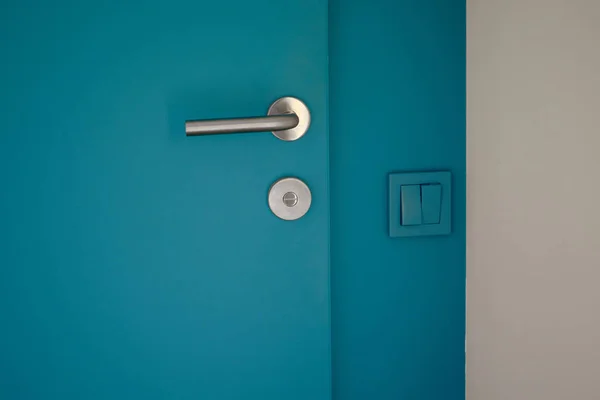 家用电器海军蓝色开关在简约的室内设计 别致的卧室和客厅门把手 木制宴会厅 室内的模拟空间 斯堪的纳维亚风格 — 图库照片