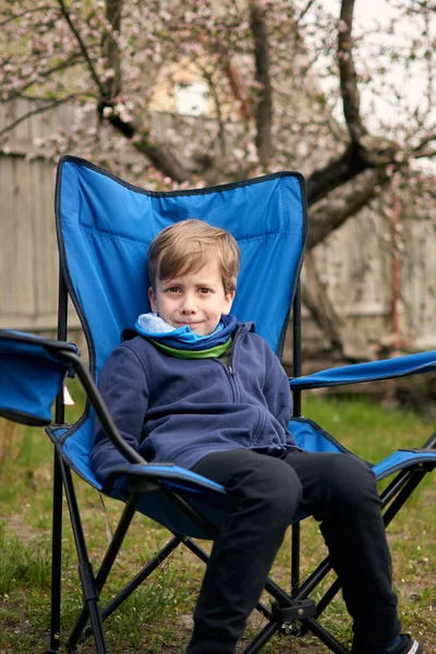 Jaar Oude Jongen Zit Een Campingstoel Alleen Ontspannende Outdors Geniet — Stockfoto