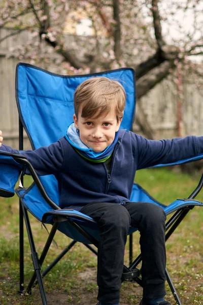 Jaar Oude Jongen Zit Een Campingstoel Alleen Ontspannende Outdors Geniet — Stockfoto