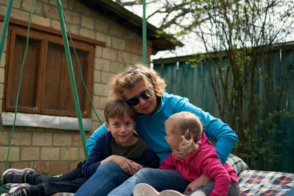 Babička Její Dvě Vnoučata Baví Houpačce Vnuk Vnučka Milují Svou — Stock fotografie