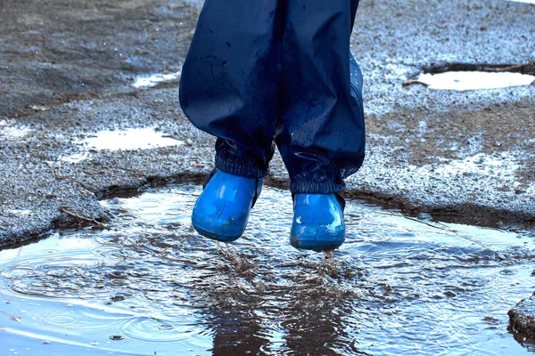 Feliz Niño Saltando Charco Abrigo Impermeable Niño Divierte Clima Lluvioso — Foto de Stock