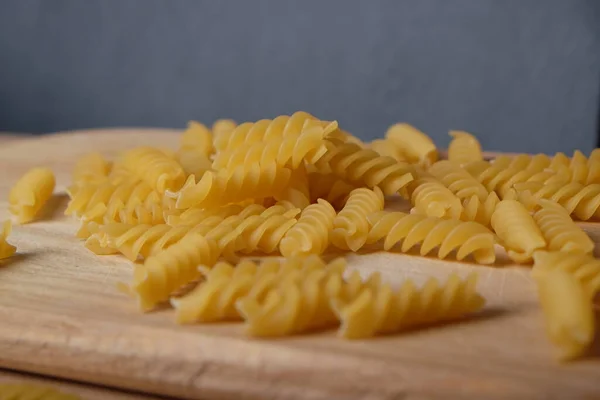 Vermicelli Macarrão Macarrão Espiral Sobre Uma Tábua Madeira Sobre Fundo — Fotografia de Stock