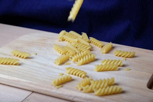 Vermicelli Makarna Sarmal Makarna Ahşap Tahtada Mavi Arka Planda — Stok fotoğraf