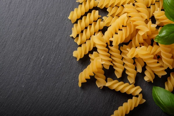 Vermicelli Pasta Spiralnudeln Auf Einer Oberfläche Aus Schwarzem Stein — Stockfoto