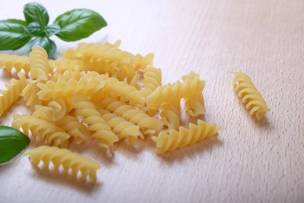 Vermicelli Pasta Spiralnudeln Und Basilikum Auf Einem Holztisch — Stockfoto