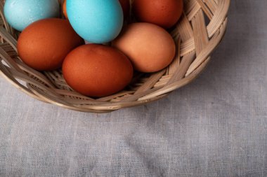 Hasır bir sepette çok renkli Paskalya yumurtaları