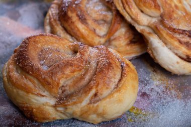 Hafif arkaplanda fırında tarçınlı ekmek ve şeker.