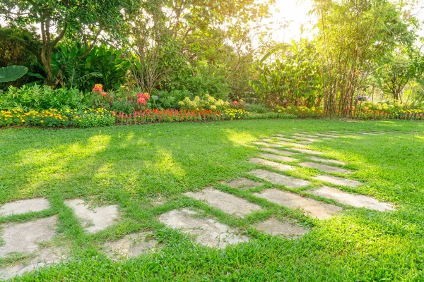 Losowy Wzór Szarego Betonowego Kamienia Krokowego Zielonym Trawniku Kwitnąca Roślina — Zdjęcie stockowe