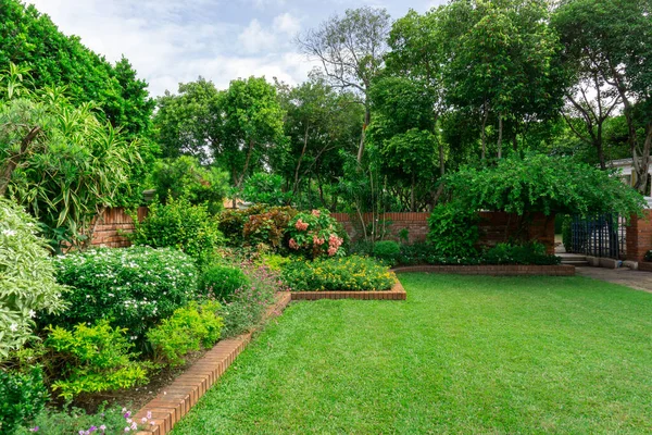 Krásná Anglická Chalupa Zahrada Pestrobarevné Kvetoucí Rostlina Hladkém Zeleném Trávníku — Stock fotografie