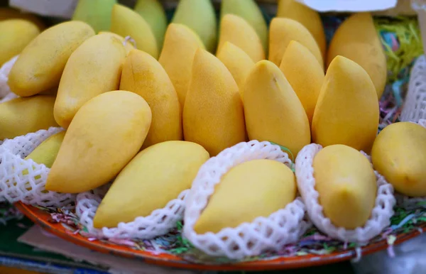 Gele Mango Een Oranje Dienblad Markt — Stockfoto