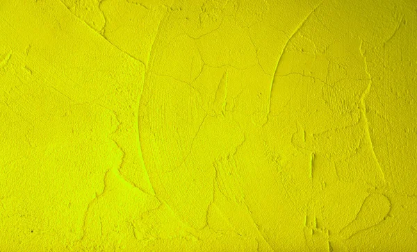 起伏のある表面モルタルコンクリート壁の黄色マスタード色ランダムな質感セメント石膏マソリーマンの仕事 — ストック写真