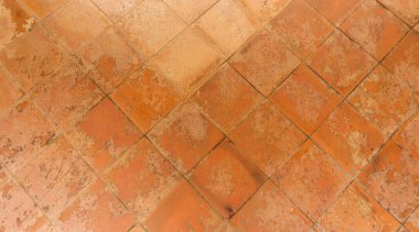 Arka planda doğal kahverengi renkli kil kare dimonlu tuğla duvarı