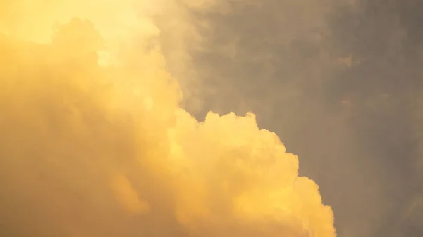 Cor Laranja Nuvens Fofas Pôr Sol Tempo Sob Céu Azul — Fotografia de Stock
