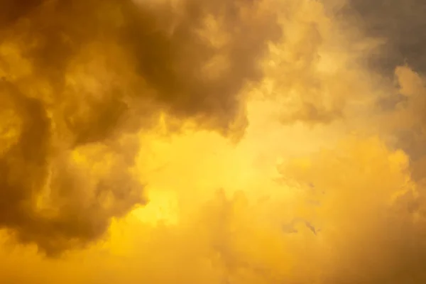 Cor Laranja Nuvens Fofas Pôr Sol Tempo Sob Céu Azul — Fotografia de Stock