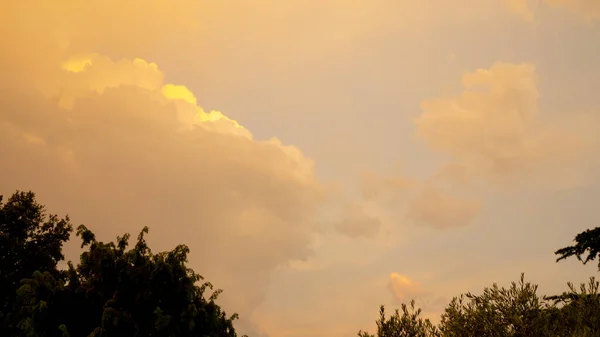 Cor Laranja Nuvens Fofas Pôr Sol Tempo Sob Céu Azul — Fotografia de Stock