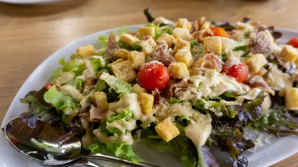 Σαλάτα Ανάμεικτη Λαχανικών Λευκό Πιάτο Σάλτσα Σαλάτας Caesar Ντομάτα Κόκκινη — Φωτογραφία Αρχείου