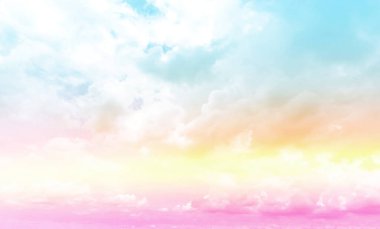 Beyaz kabarık bulutlar üzerinde gökkuşağı tonuyla güzel pastel rengi, arka planda renkli mavi gökyüzü, yukarı doğru görüş ve uzay görüntüsünü kopyala