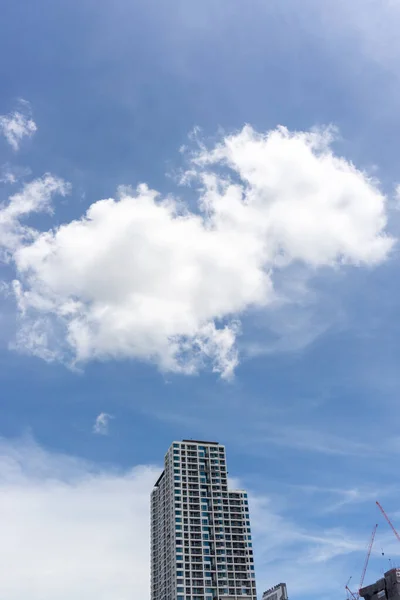 Hermosa Formación Nubes Esponjosas Blancas Cielo Azul Vivo Día Soleado —  Fotos de Stock