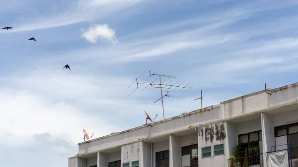 Blick Nach Oben Auf Das Alte Gebäude Unter Schönen Weißen — Stockfoto