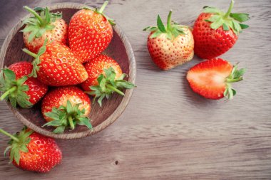 Taze meyve koleksiyonu, beyaz arka planda izole edilmiş iki buçuk yuvarlak dilimlenmiş kırmızı çilek, kırpma yolu ile kesilerek ölmek.