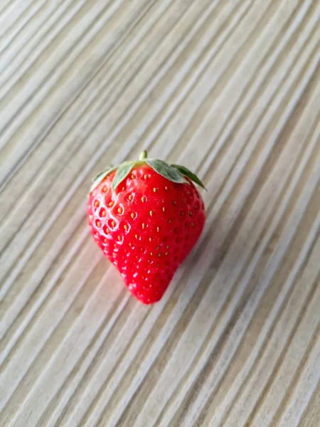 Une Fraise Rouge Fraîche Sur Fond Table Bois Gris — Photo