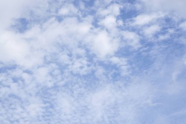 Gökyüzündeki güzel, beyaz, kabarık bulutların yukarıdan görünüşü