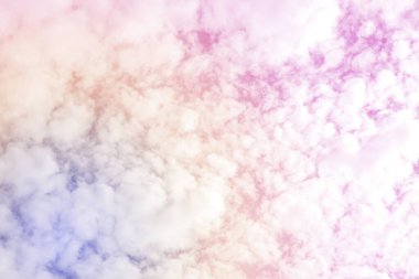 Beyaz kabarık bulutlar üzerinde gökkuşağı tonuyla güzel pastel rengi, arka planda renkli mavi gökyüzü, yukarı doğru görüş ve uzay görüntüsünü kopyala