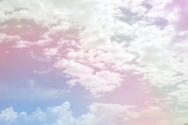 Beyaz kabarık bulutlar üzerinde gökkuşağı tonuyla güzel pastel rengi, arka planda renkli mavi gökyüzü, yukarı doğru görüş ve uzay görüntüsünü kopyala