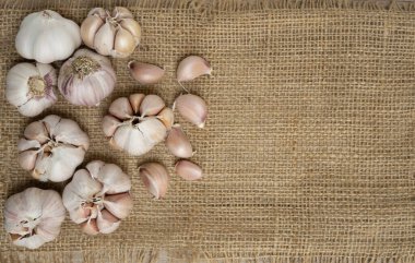 Bir yığın beyaz sarımsak karanfili ve kabuğu soyulmuş, sağlık ve tıp için iyi bir sebze, üst görünüm